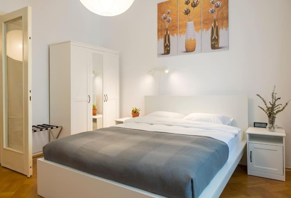 Ultra-central Square Apartament *