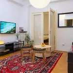 Ultra-Central University Square Apartament Apartament